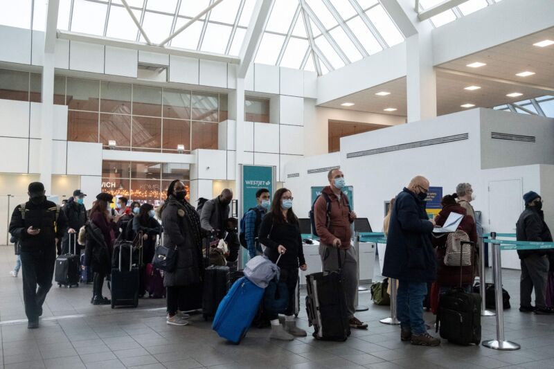 CDC draws criticism for shorter COVID quarantine, isolation as omicron bears down