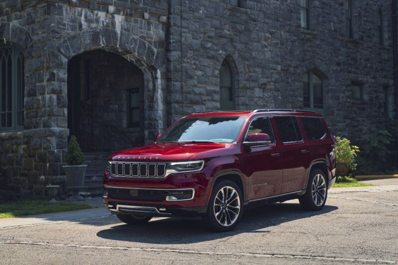 2022 Wagoneer rocks a high-end, vast interior while guzzling hydrocarbons