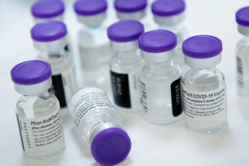 Vaccine makers announce slowdowns for omicron-specific booster