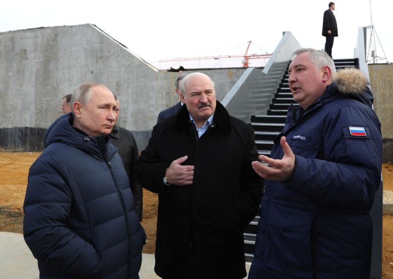 Trying to sound impressive, Putin says Russia will resume lunar program