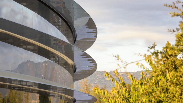Prominent ex-Tesla self-driving car exec leaves Apple for greener pastures