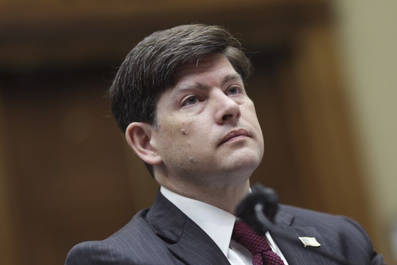 FCC Republican backs Musk’s Twitter purchase, slams “restrictions on speech”