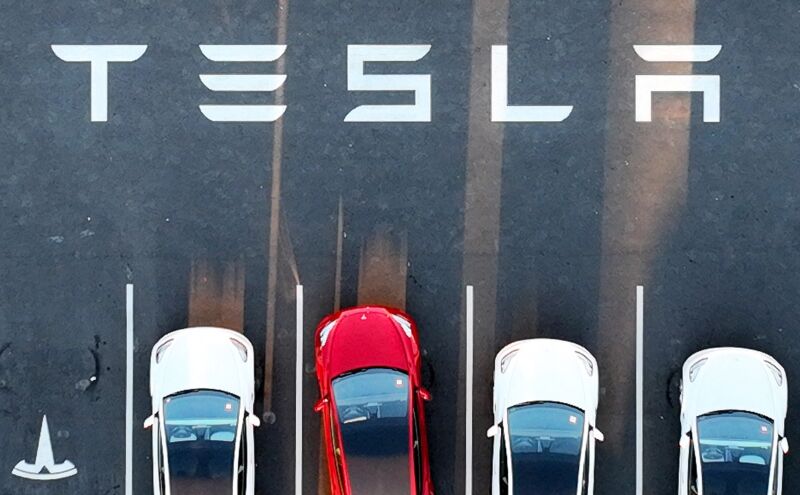 Lawsuit: Tesla broke US law by not providing 60-day notice before mass layoff