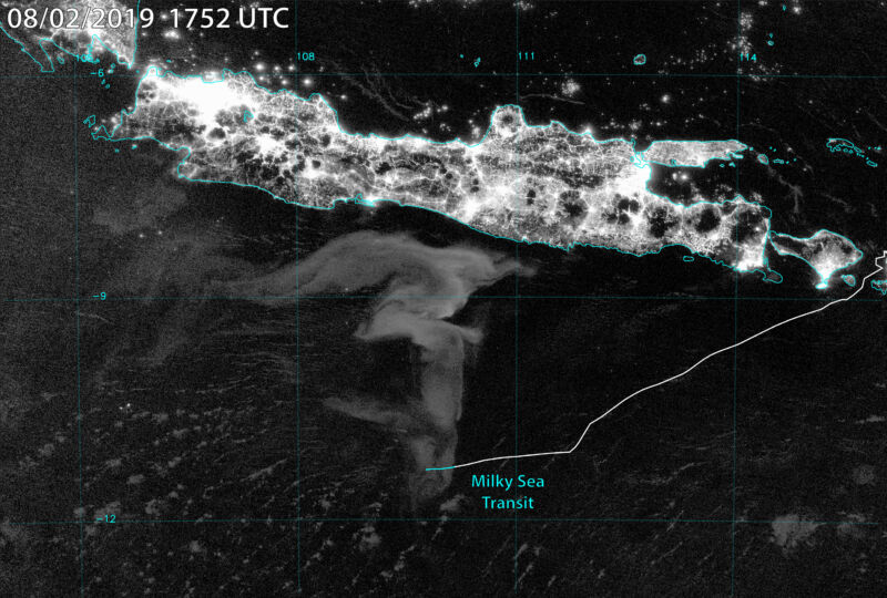 Satellite images + lucky boat trip give new info on glowing “milky seas”