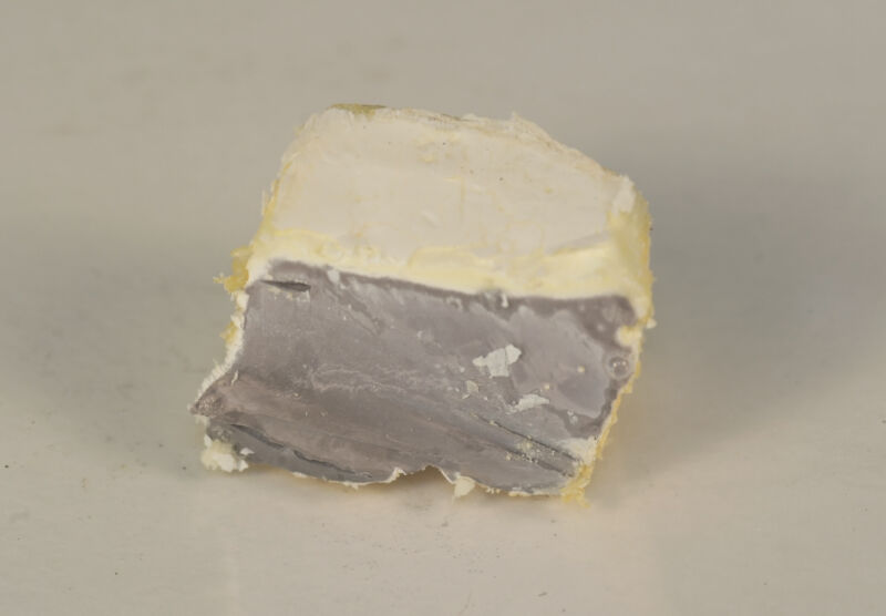 Researchers seem to stumble across an electrolyte for a sodium battery