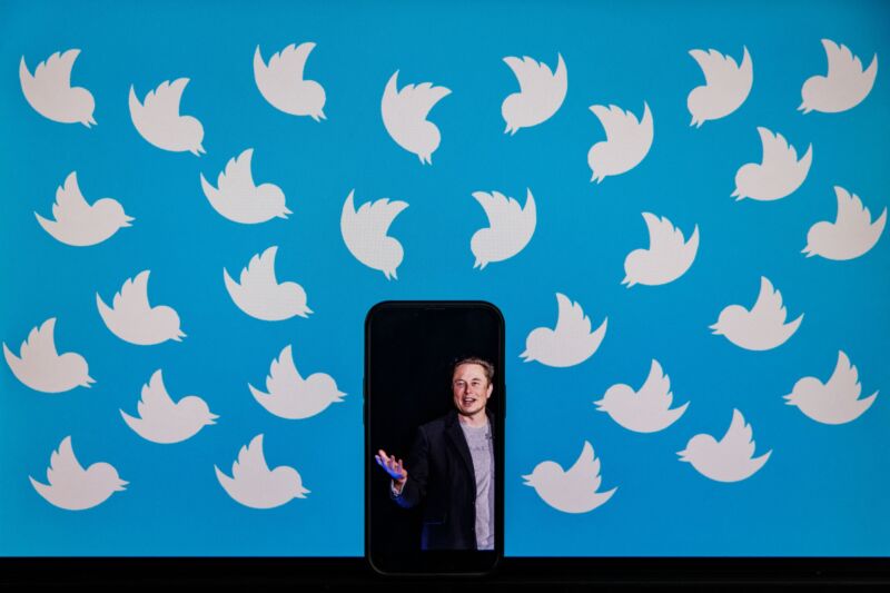 Judge delays Musk/Twitter trial, gives them three weeks to complete merger [Updated]