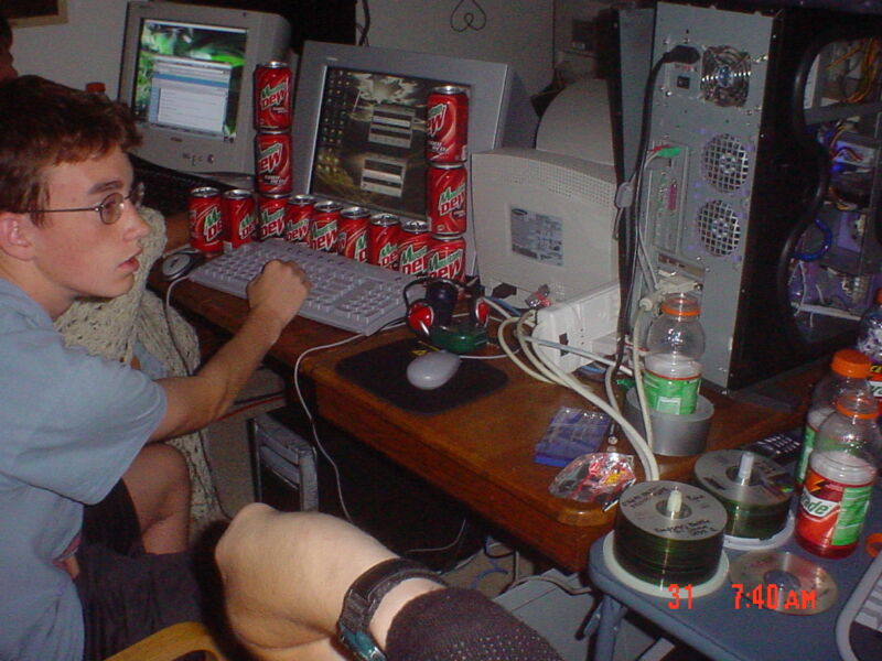 “Just a bunch of idiots having fun”—a photo history of the LAN party