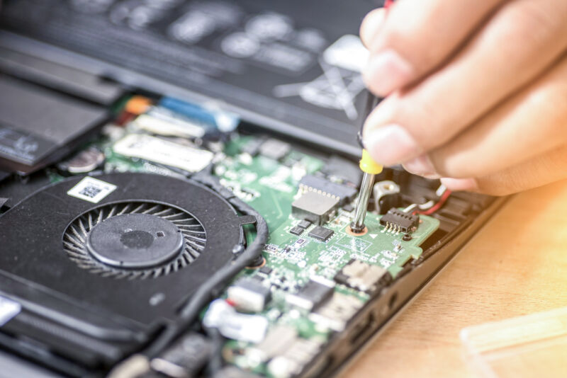 New York governor signs modified right-to-repair bill at the last minute