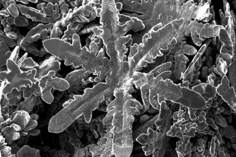 Let it snow: Scientists make metallic snowflakes out of nanoparticles