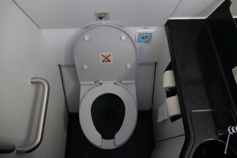 Airborne poop probes: CDC considers testing airline sewage for pathogens
