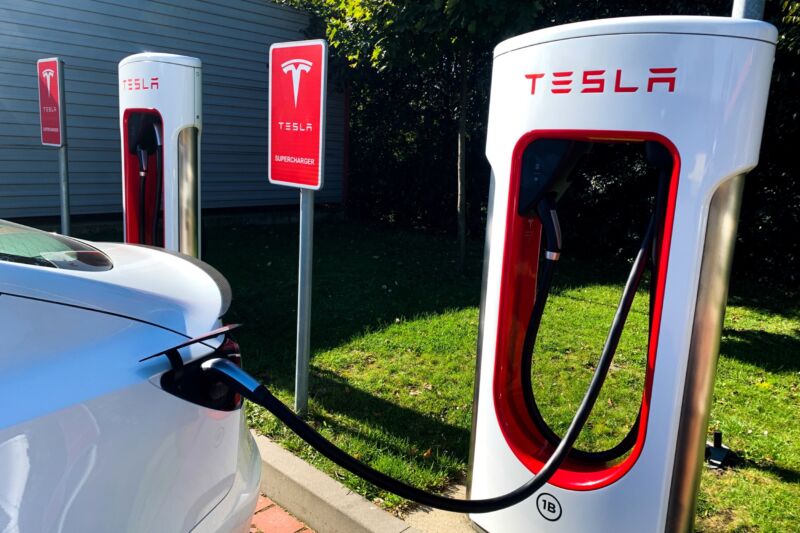 Tesla Autopilot workers try to unionize, are “tired of being treated like robots”