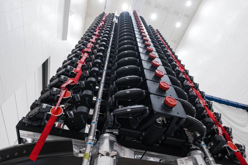 SpaceX unveils “V2 Mini” Starlink satellites with quadruple the capacity