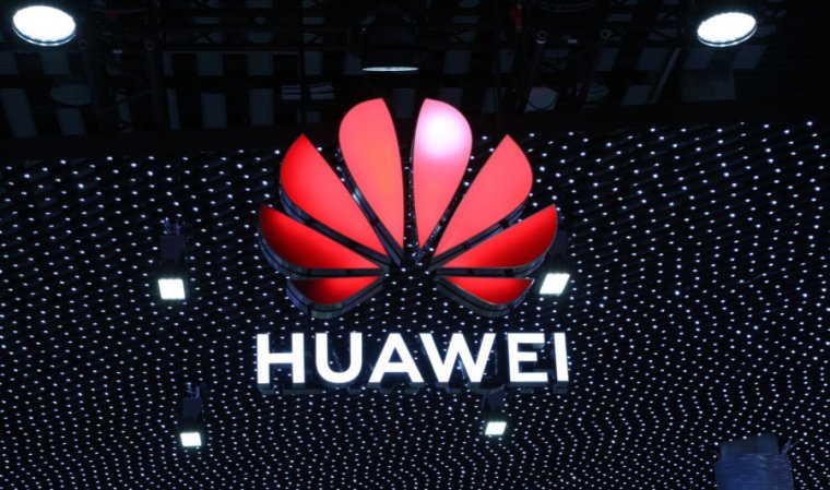 Huawei’s foldable is thinner, lighter, and has more battery than Samsung