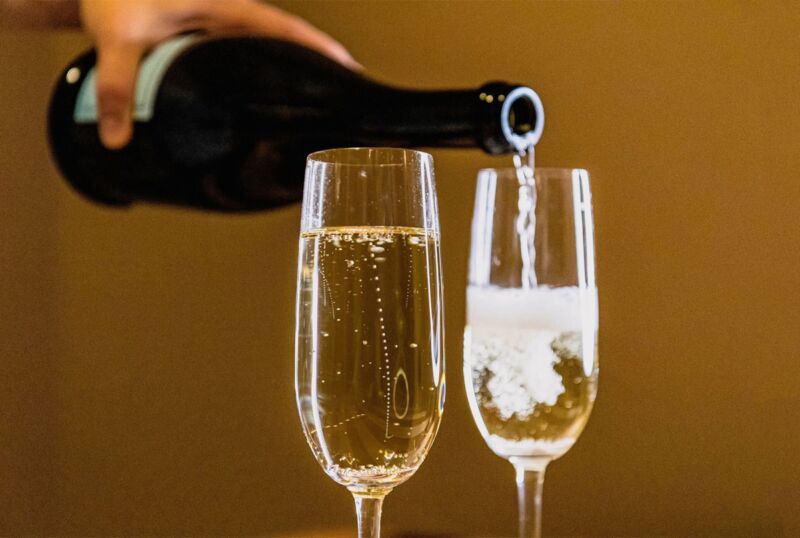 Why champagne has stable “bubble chains” and other carbonated drinks do not