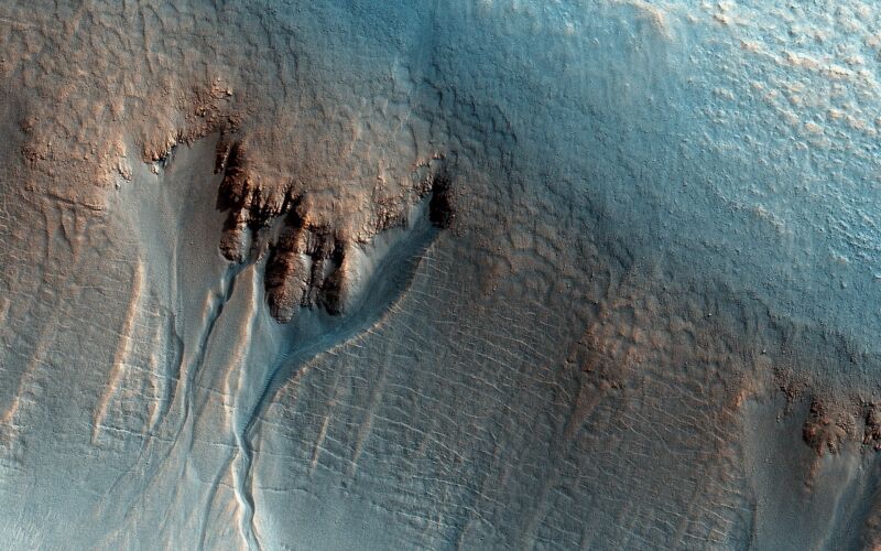 Chinese Mars rover sends back images of recent water-shaped crusts