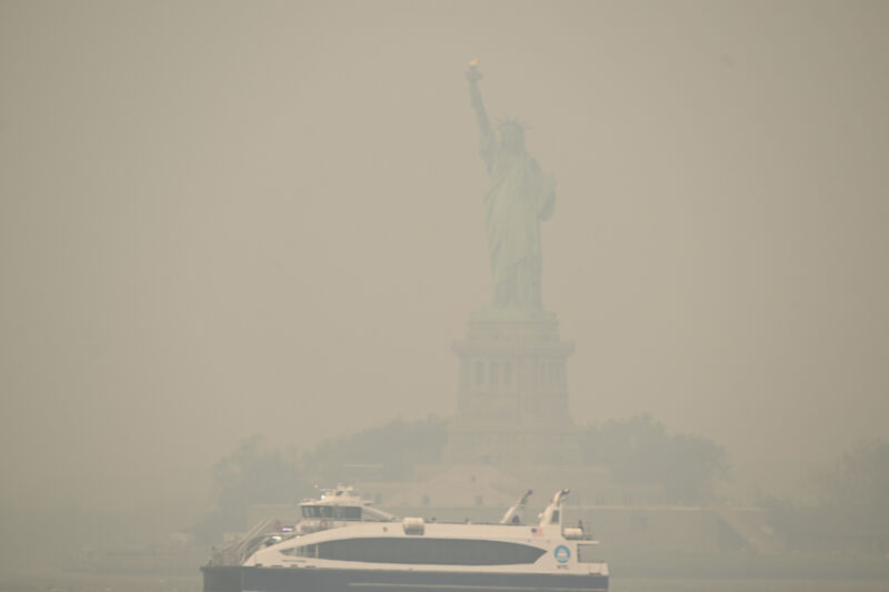 New York’s air quality reaches “hazardous” level, by far the worst in the world