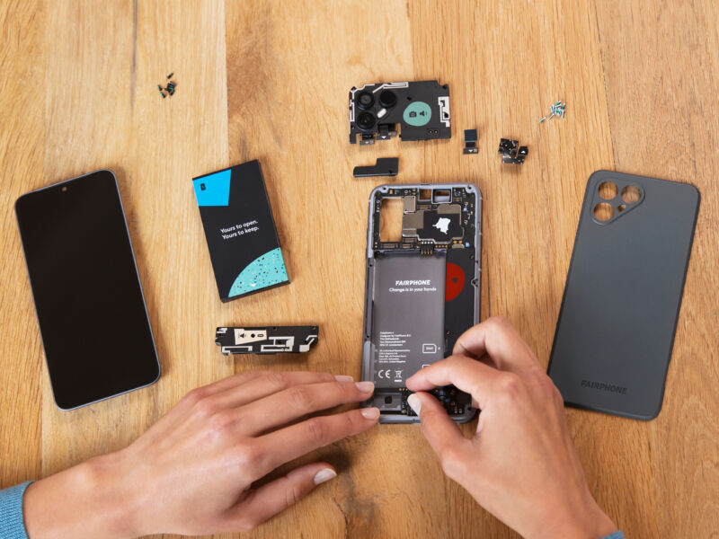 EU wants “readily removable” batteries in devices soon—but what does that mean?