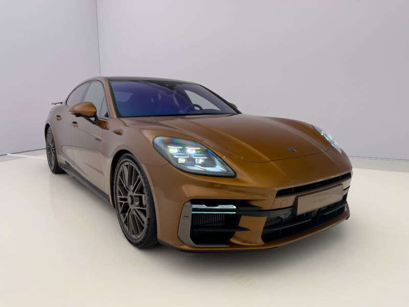 Porsche’s third-gen Panamera plug-in hybrid pairs V8 with a big battery