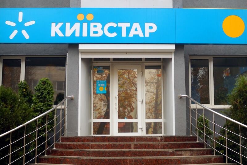 Ukrainian cells and Internet still out, 1 day after suspected Russian cyberattack