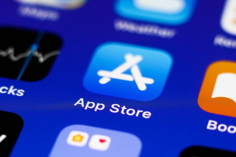 Apple lets devs use alternate in-app payment options, still takes commissions