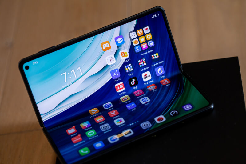 Smartphone manufacturers still want to make foldables a thing