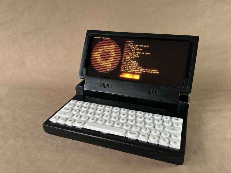 “Rasti Computer” is a detailed GRiD Compass tribute made from Framework innards
