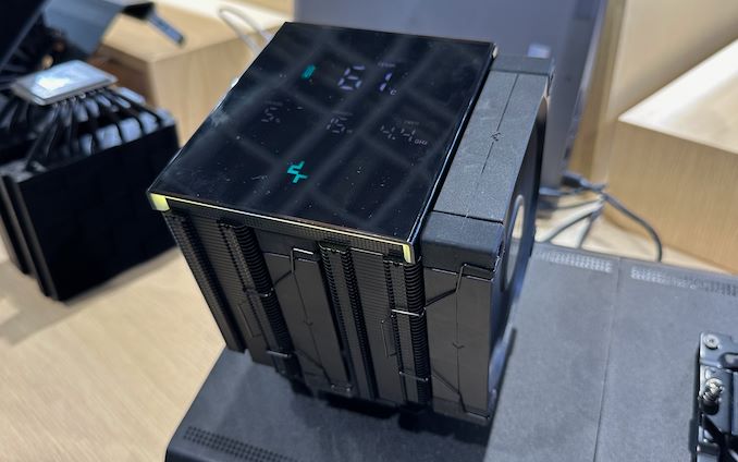 DeepCool Adds Vapor Chamber to an Air Cooler: AIO-Like Performance at Air Cooler Reliability