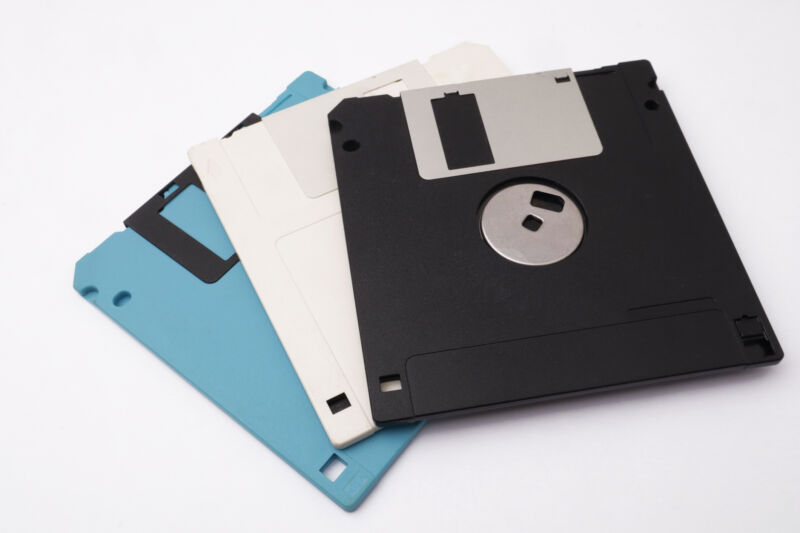 Japan wins 2-year “war on floppy disks,” kills regulations requiring old tech