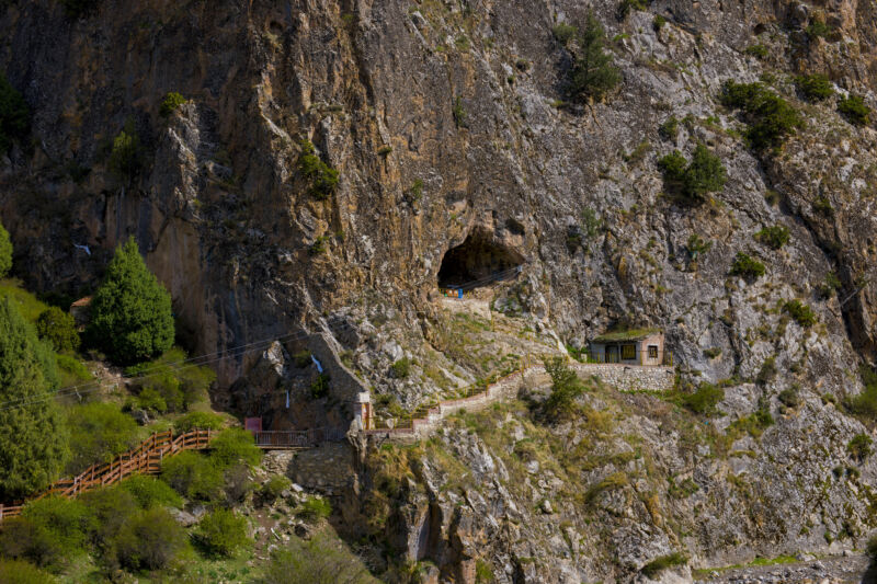 High-altitude cave used by Tibetan Buddhists yields a Denisovan fossil