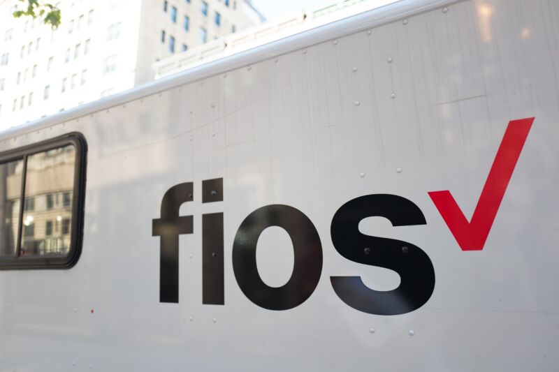 Record labels sue Verizon for not disconnecting pirates’ Internet service