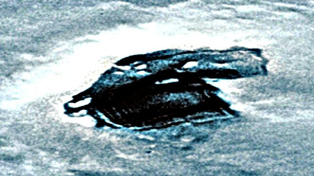 UFO landed in Mars crater, is it worth salvaging?  💫 👀 UFO Sightings Daily.